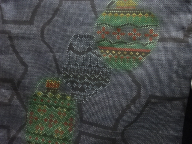  壺模様織り出し本場泥大島紬着物（5マルキ）